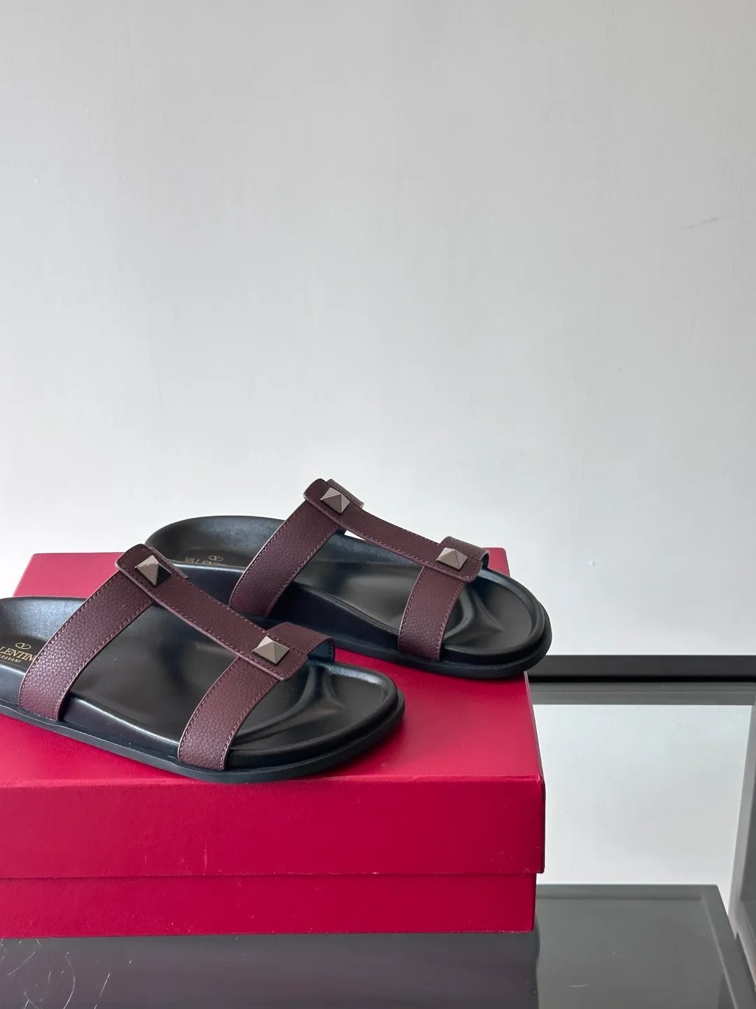 Men's shoes 💰p320 "VALENTINO" Valentino Men's 🧍‍♂️ Spring and summer new style metal rivet flat slippers, elegant sandals, the same style worn by celebrities, original molding, imported calfskin. Rubber outsole. Soft and durable, full set of counter packaging size: 39-44 (customized at 38.45.46)